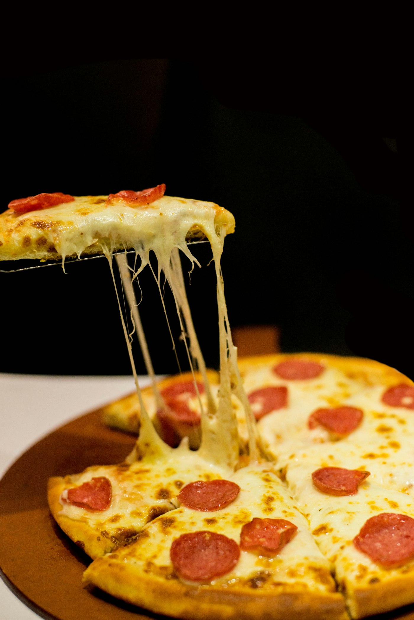 Slice lift with a long mozzarella cheese pull